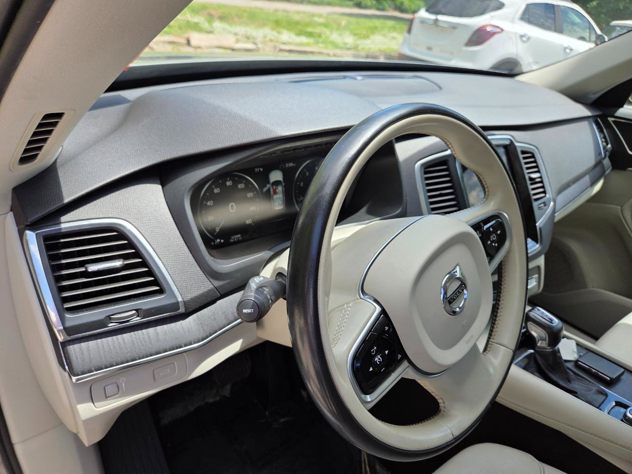 Used 2020 Volvo XC90 T5 Momentum w/ Protection Package Premier AWD/4WD image 21