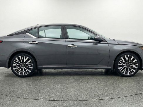 Used 2025 Nissan Altima 2.5 SV FWD image 9