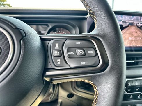 Used 2025 Jeep Gladiator Sport AWD/4WD image 32