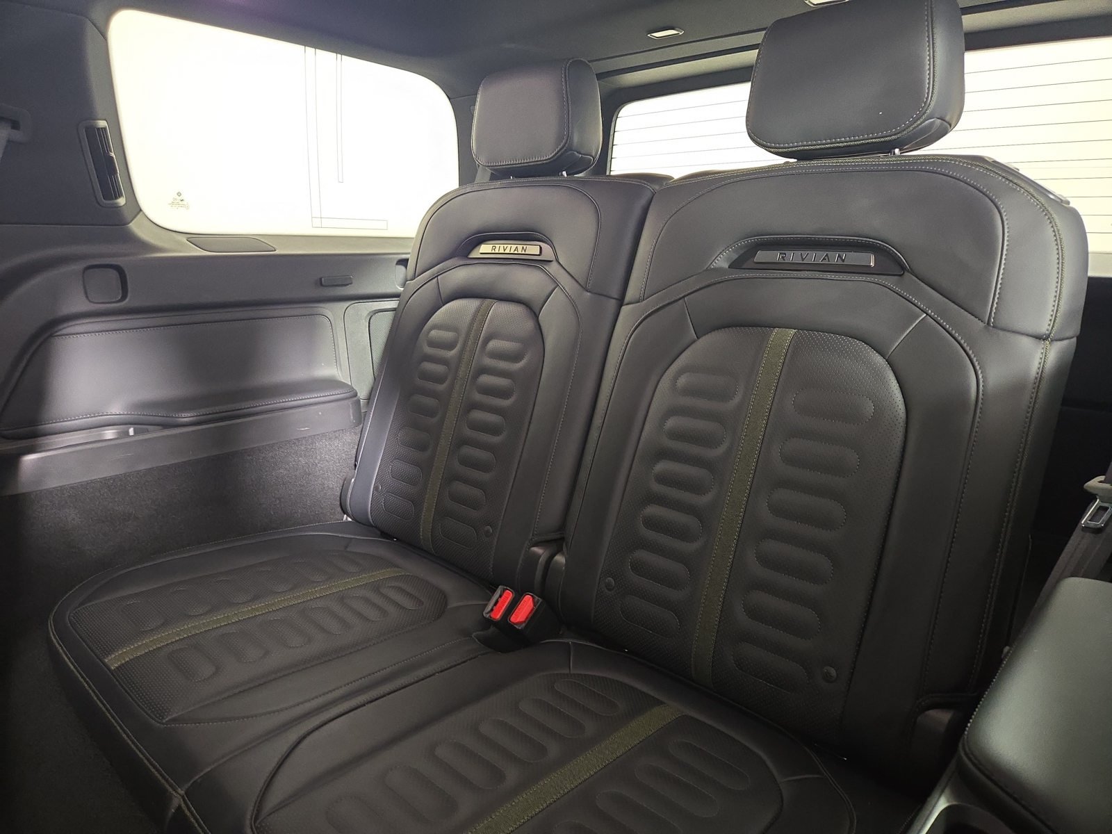 Used 2025 Rivian R1S Adventure Dual AWD/4WD image 22