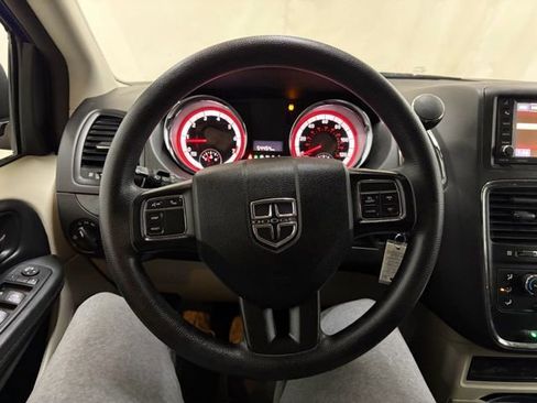 Used 2018 Dodge Grand Caravan SE w/ UConnect Hands-Free Group image 43