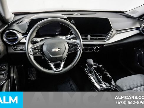 Used 2025 Chevrolet Trax LT w/ LT Convenience Package FWD image 23
