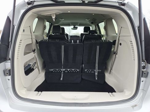 Used 2024 Chrysler Pacifica Touring-L image 14