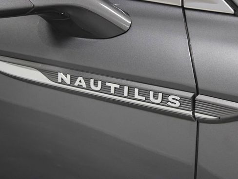 Used 2022 Lincoln Nautilus Reserve w/ Monochromatic Package image 11