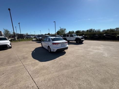 Used 2025 Toyota Corolla LE image 16