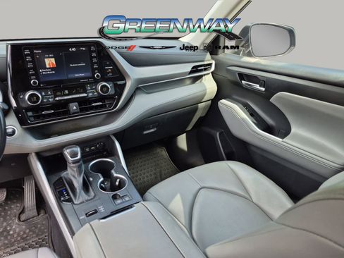 Used 2020 Toyota Highlander XLE FWD image 12