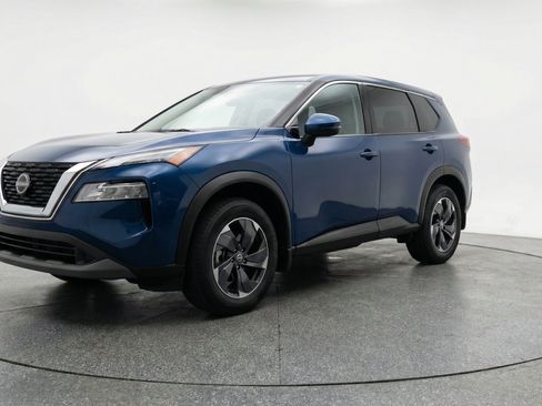 Used 2025 Nissan Rogue SV AWD/4WD image 3