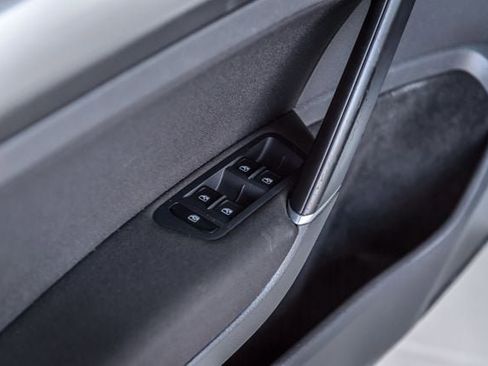 Used 2016 Volkswagen Golf S image 46