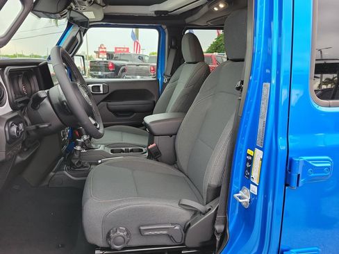 Used 2025 Jeep Wrangler Unlimited Sport AWD/4WD image 11