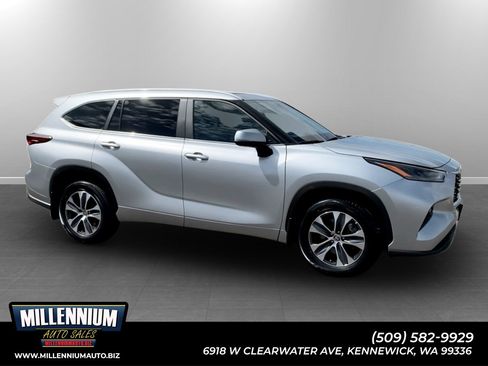 Used 2024 Toyota Highlander XLE AWD/4WD image 1