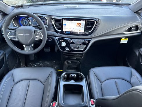 New 2026 Chrysler Pacifica Select image 13