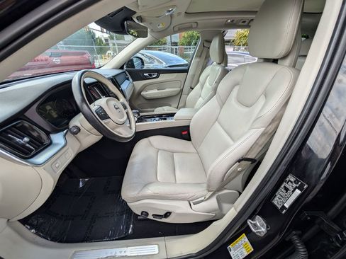 Used 2018 Volvo XC60 T5 Momentum w/ Convenience Package image 14