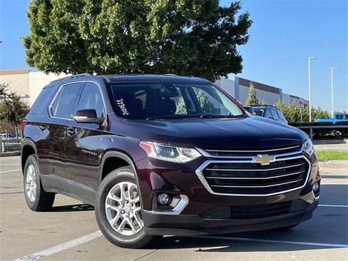 Used 2021 Chevrolet Traverse LT image 2