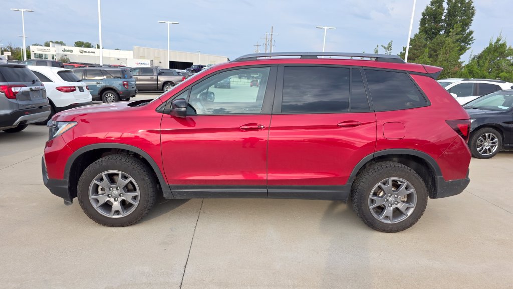 Used 2025 Honda Passport TrailSport image 2