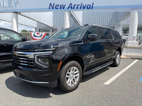 Used 2025 Chevrolet Suburban LT AWD/4WD image 1