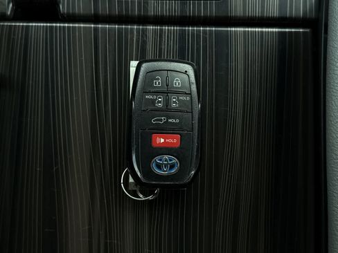 Used 2021 Toyota Sienna Limited image 24