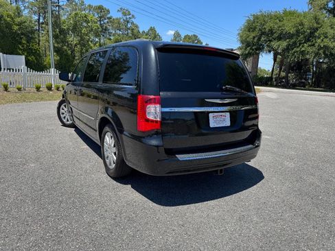 Used 2014 Chrysler Town & Country Touring FWD image 30