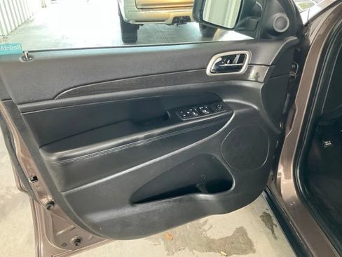 Used 2018 Jeep Grand Cherokee Laredo RWD image 3