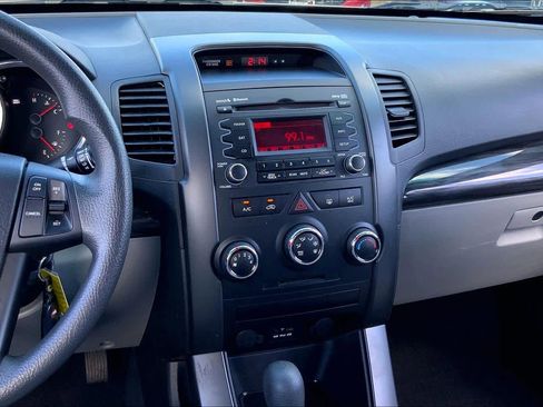 Used 2011 Kia Sorento LX image 6