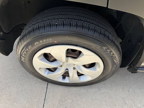 Used 2019 Toyota RAV4 LE FWD image 18