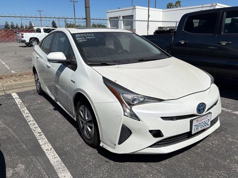Used 2017 Toyota Prius Four w/ Premium Convenience Package FWD image 2