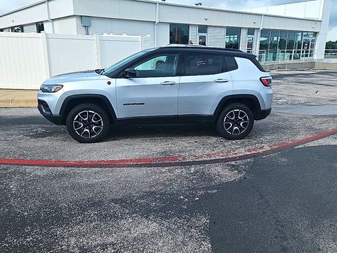 Used 2025 Jeep Compass Trailhawk AWD/4WD image 3