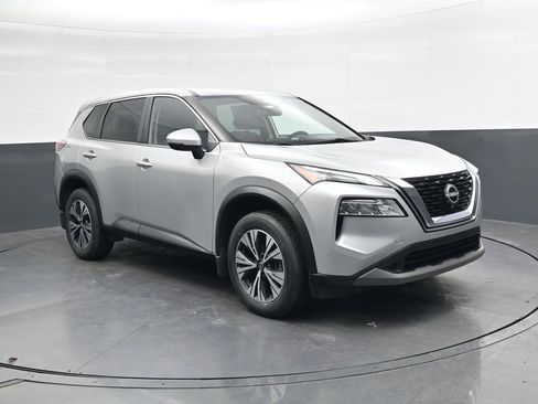 Used 2023 Nissan Rogue SV image 2