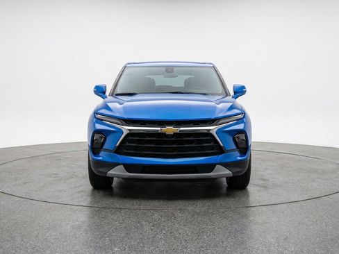 Used 2025 Chevrolet Blazer LT image 2