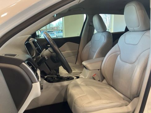 Used 2019 Jeep Cherokee Limited image 10