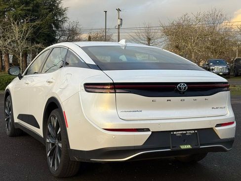 Used 2023 Toyota Crown Platinum image 3