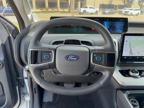 Used 2025 Ford Expedition Active RWD image 11