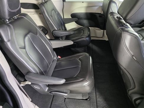 Certified 2023 Chrysler Pacifica Touring-L image 31