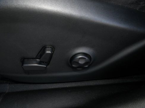 Used 2019 Jeep Cherokee Latitude Plus w/ Comfort/Convenience Group image 19