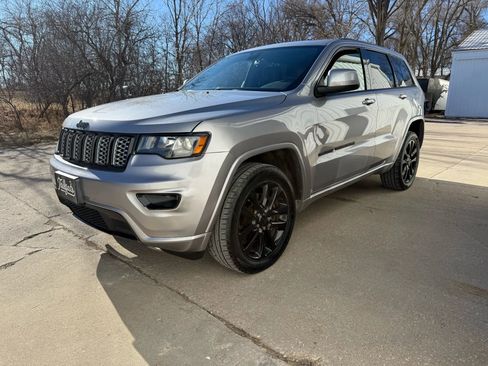 Used 2021 Jeep Grand Cherokee Laredo X image 4