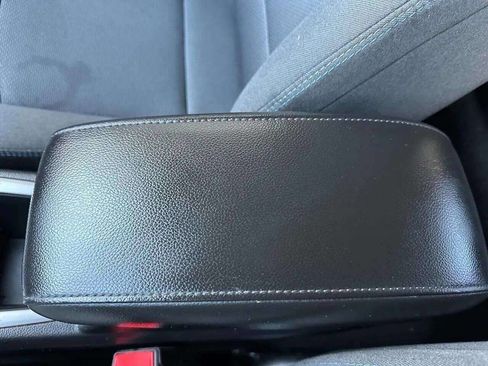 Used 2018 Chevrolet Cruze LT w/ Convenience Package image 40