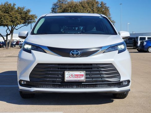 Used 2026 Toyota Sienna XLE image 5