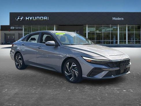 Used 2025 Hyundai Elantra SEL FWD image 3