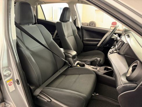 Used 2018 Toyota RAV4 XLE AWD/4WD image 34
