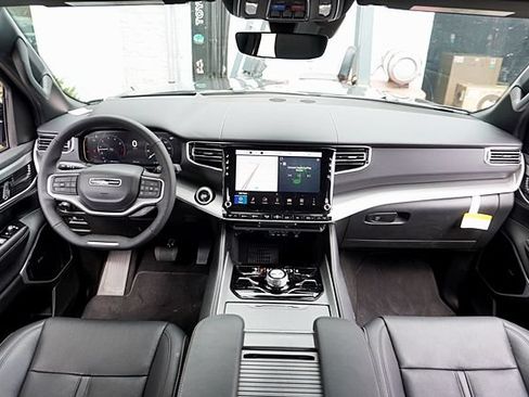 Used 2026 Jeep Grand Wagoneer Limited AWD/4WD image 24