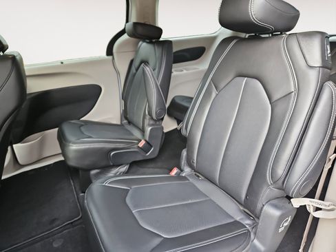 Used 2024 Chrysler Pacifica Touring-L image 13