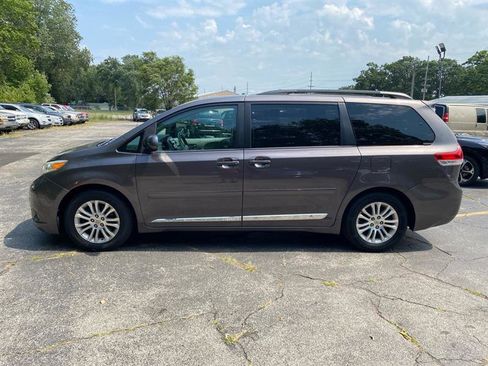 Used 2012 Toyota Sienna XLE image 2