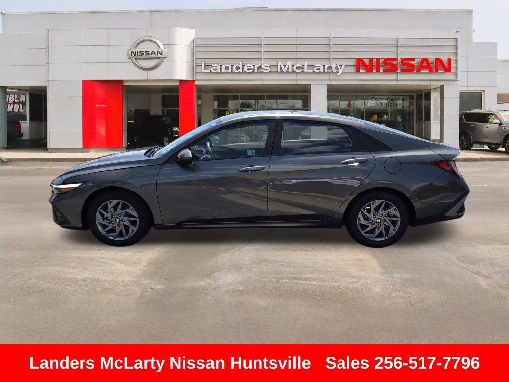 Used 2024 Hyundai Elantra SEL FWD image 9