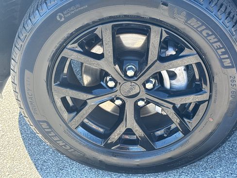 Used 2025 Jeep Grand Cherokee Altitude AWD/4WD image 8