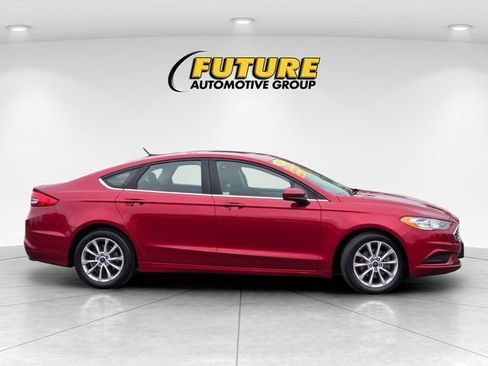 Used 2017 Ford Fusion SE w/ Fusion SE Technology Package FWD image 4