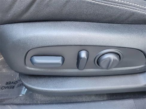 Used 2024 GMC Terrain SLE w/ Driver Convenience Package image 4