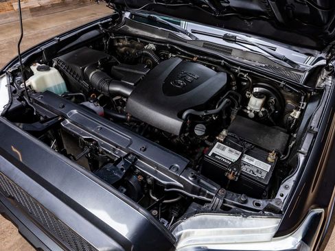 Used 2018 Toyota Tacoma SR5 AWD/4WD image 37