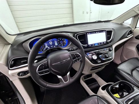 Certified 2023 Chrysler Pacifica Touring-L FWD image 13
