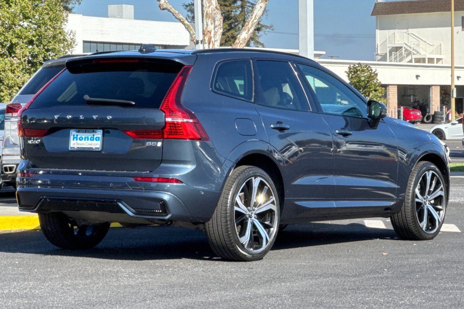 Used 2023 Volvo XC60 B5 Ultimate w/ Protection Package Premier FWD image 8