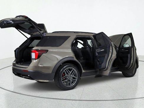 Used 2026 Ford Explorer ST-Line w/ ST-Line Street Pack AWD/4WD image 14