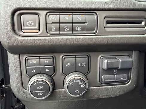 Used 2023 Chevrolet Tahoe Z71 w/ Z71 Off-Road Package AWD/4WD image 14